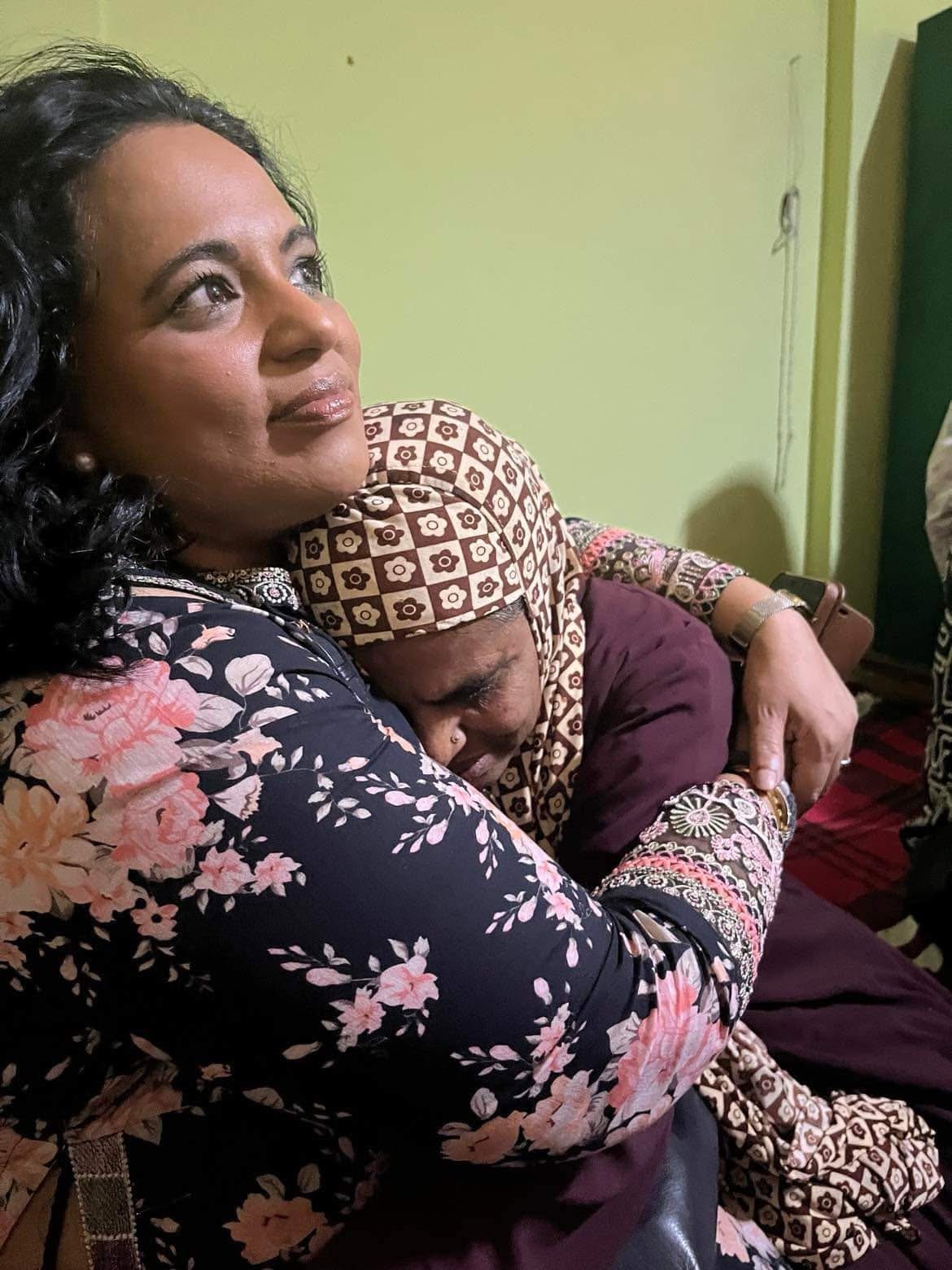 Ella og moren hennes møtes i Dhaka etter 49 år
